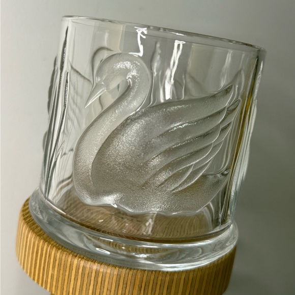 Swan Vase by Teleflora - Picture 1 of 8